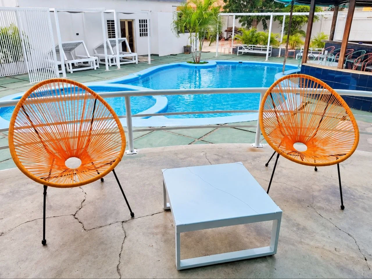 Zona de piscina del hotel con sillas Acapulco