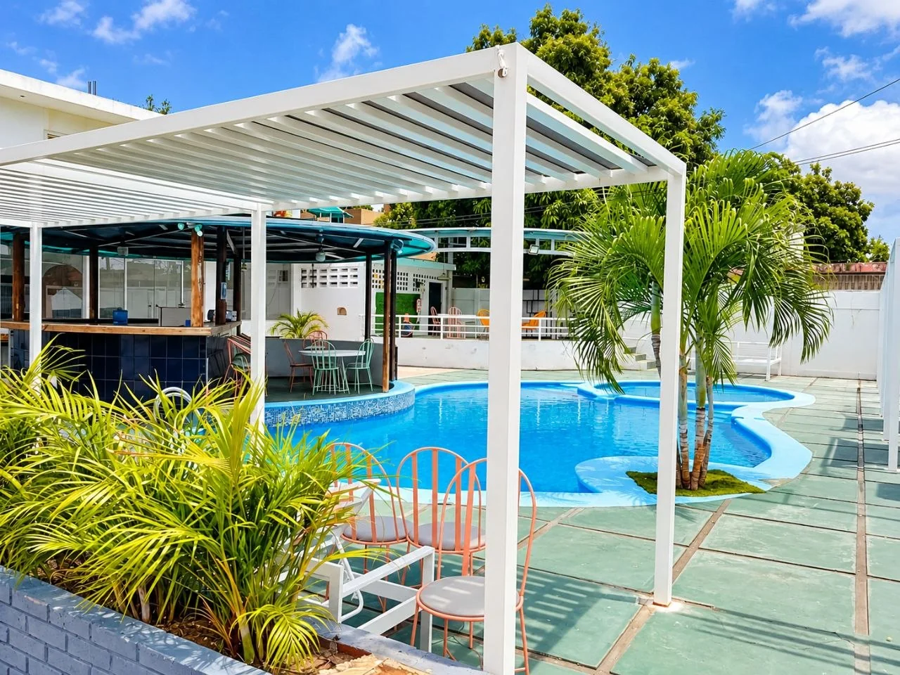 Pérgola junto a la piscina del hotel