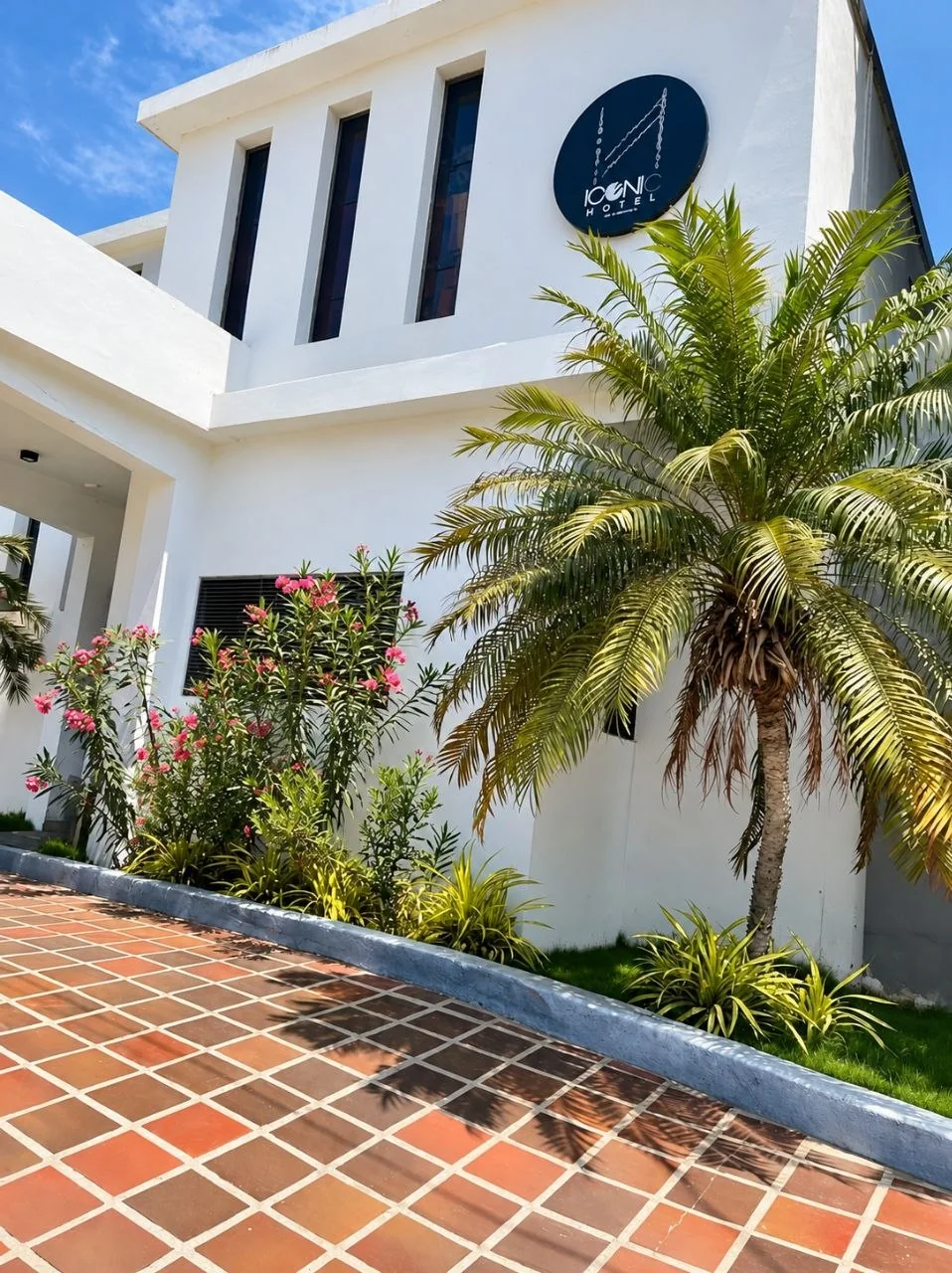 Fachada del hotel desde la entrada