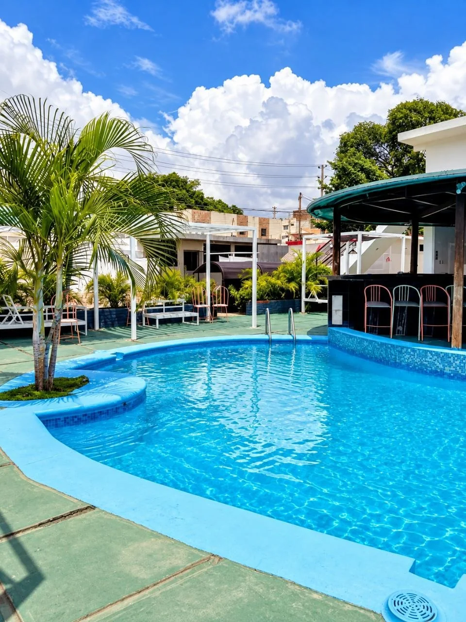 Piscina y zona de bar