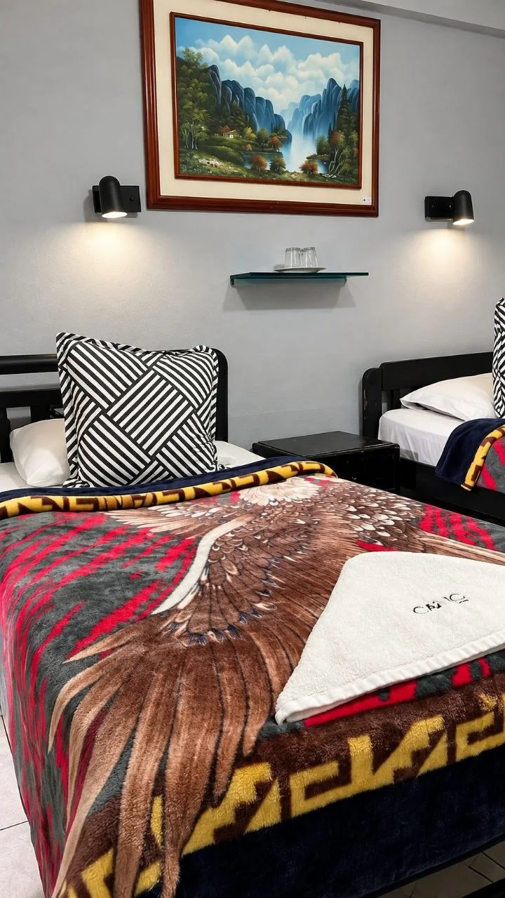 Habitación Doble, detalle del cabecero con cuadro