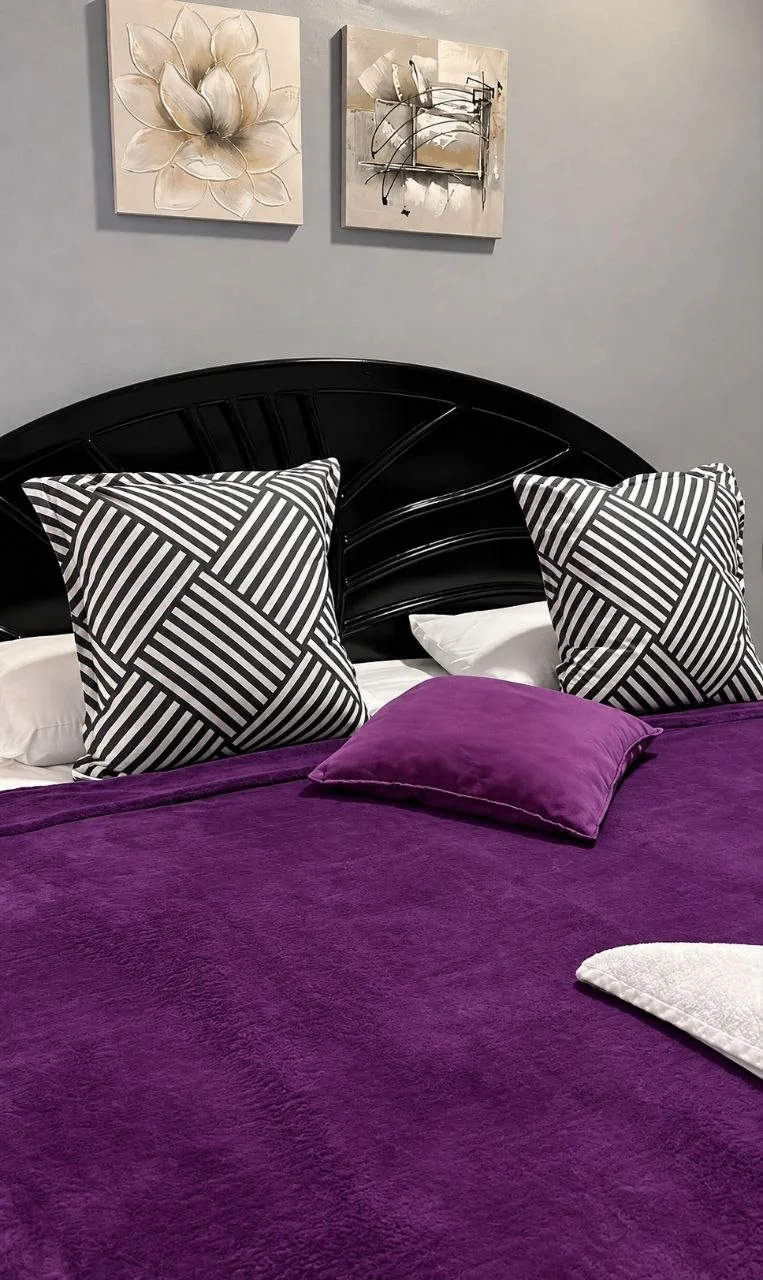 Habitación Matrimonial, vista general con cuadros