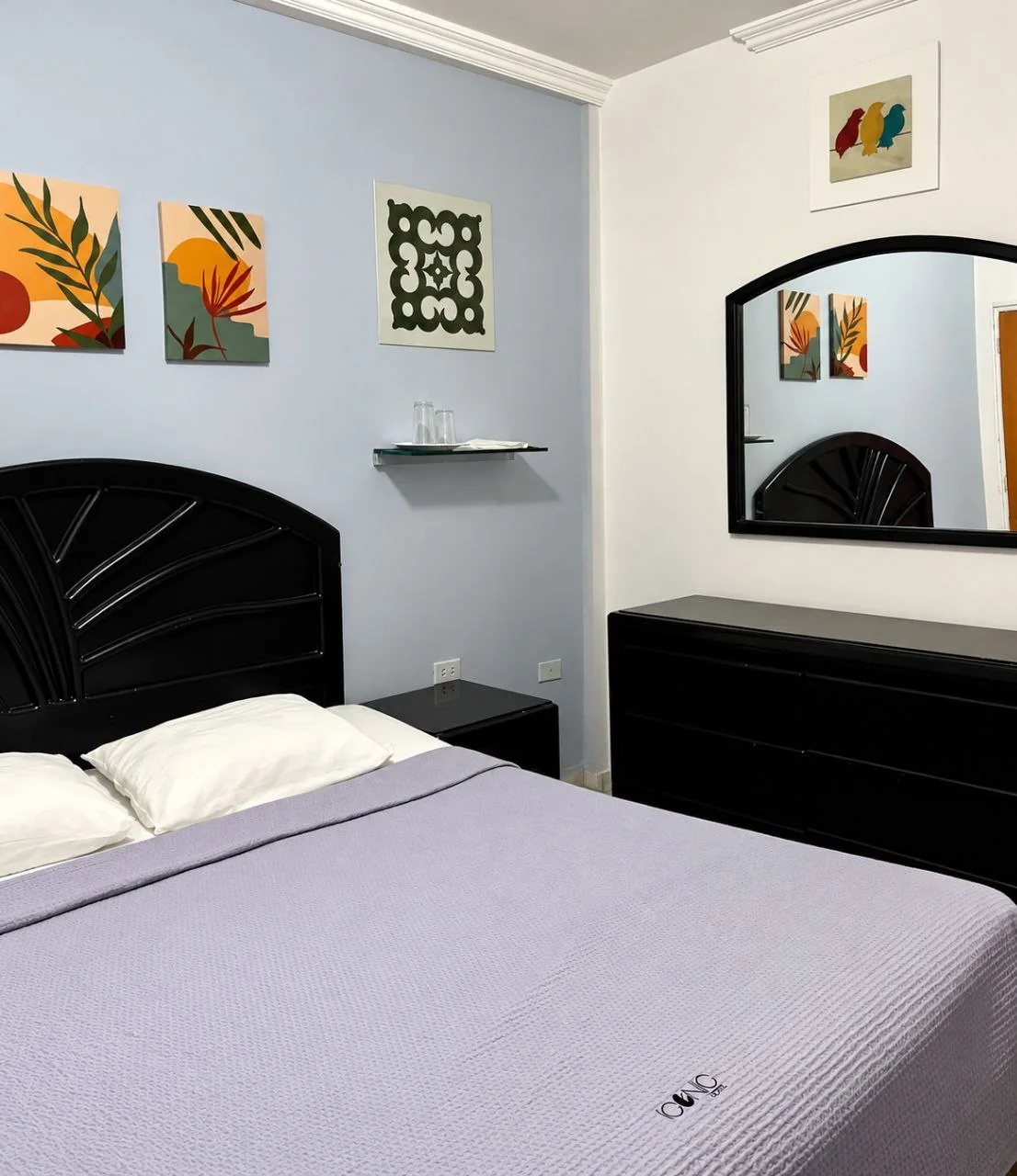 Habitación Matrimonial, vista general de la cama y la cómoda