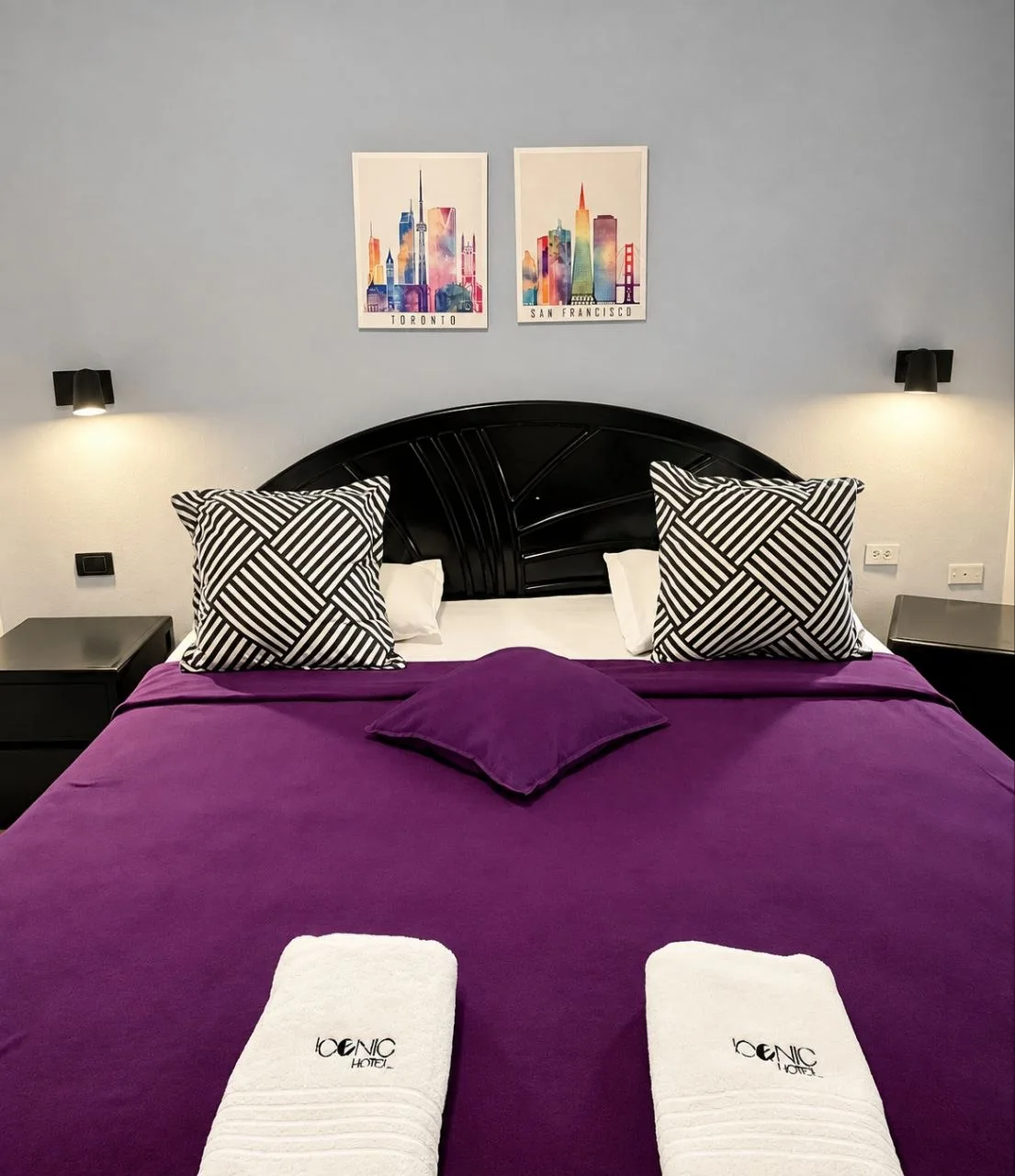 Habitación Matrimonial del hotel, cama queen con lámpara de mesa