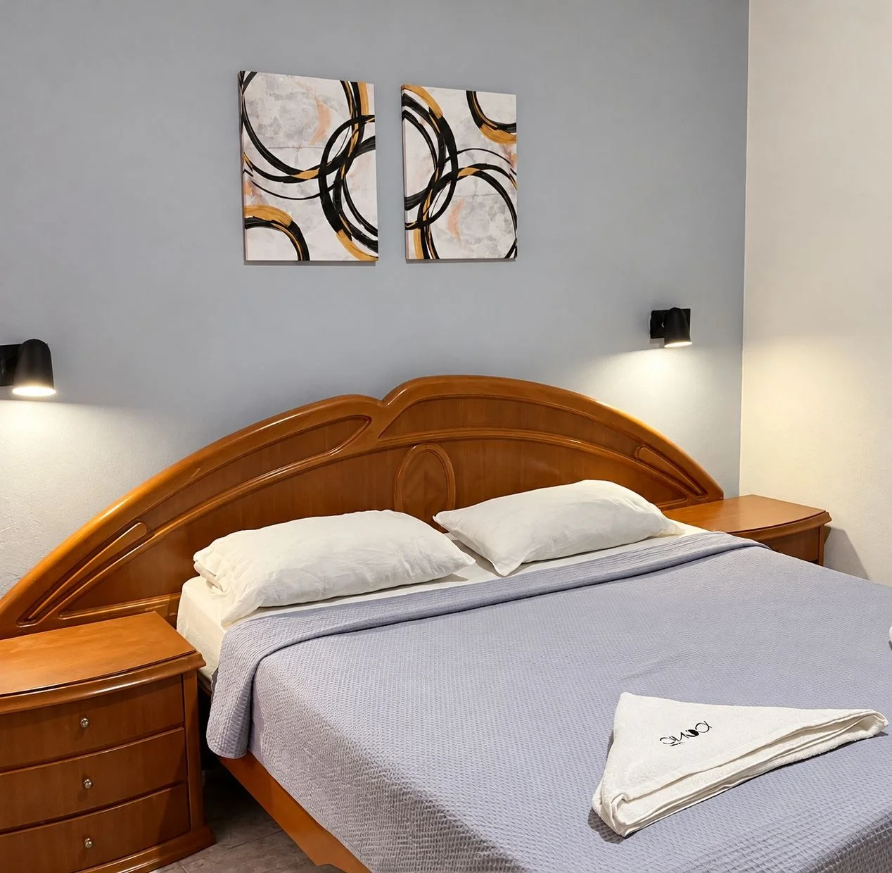 Suite del hotel, detalle de la cama y el cabecero