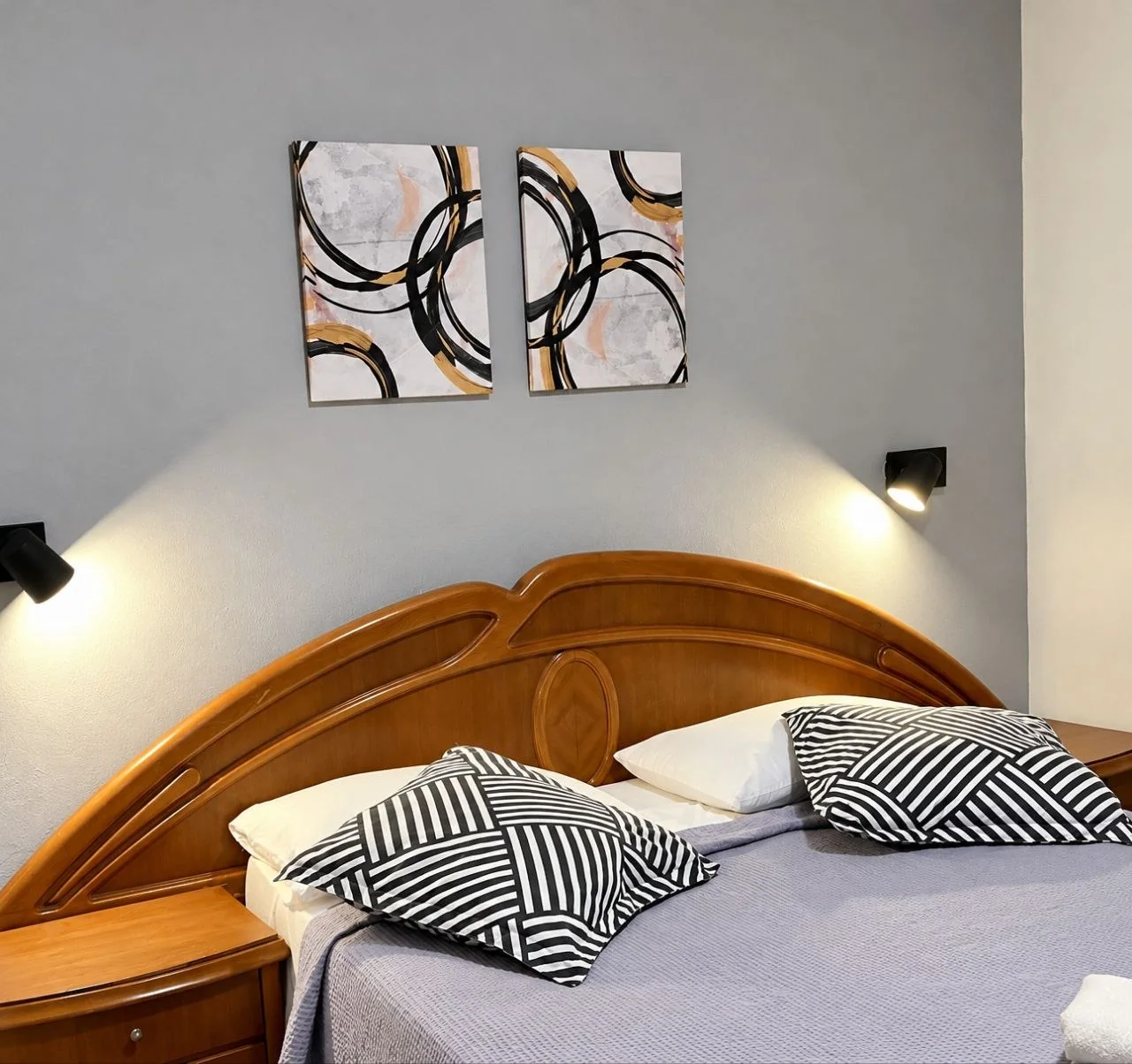 Suite del hotel con cama king y nevera