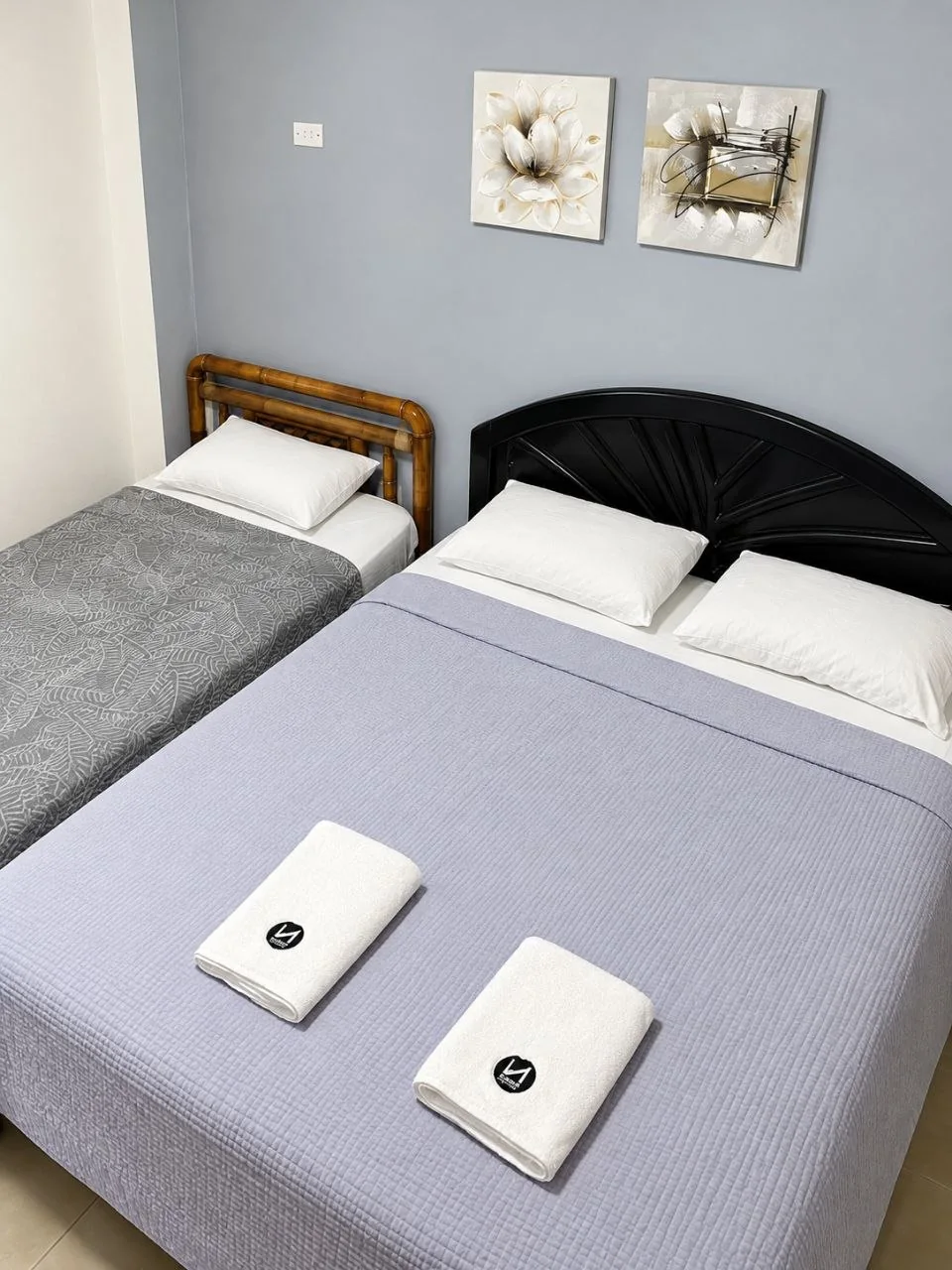Habitación Triple del hotel con cama matrimonial y cama individual
